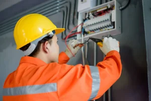 skilky-zarobliaie-elektryk-v-ukraini