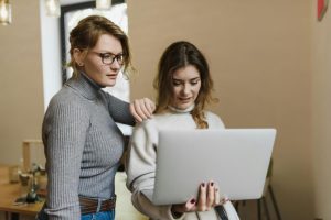 zarplata-marketoloha-v-ukraini-skilky-zarobliaiut-u-riznykh-sferakh-1-1024x683